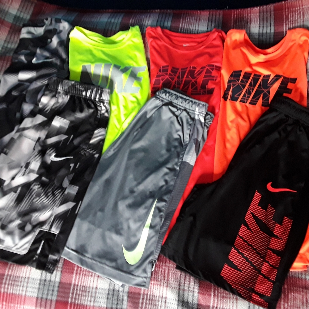 SOLD......Boys 8 piece Nike lot(xlarge)